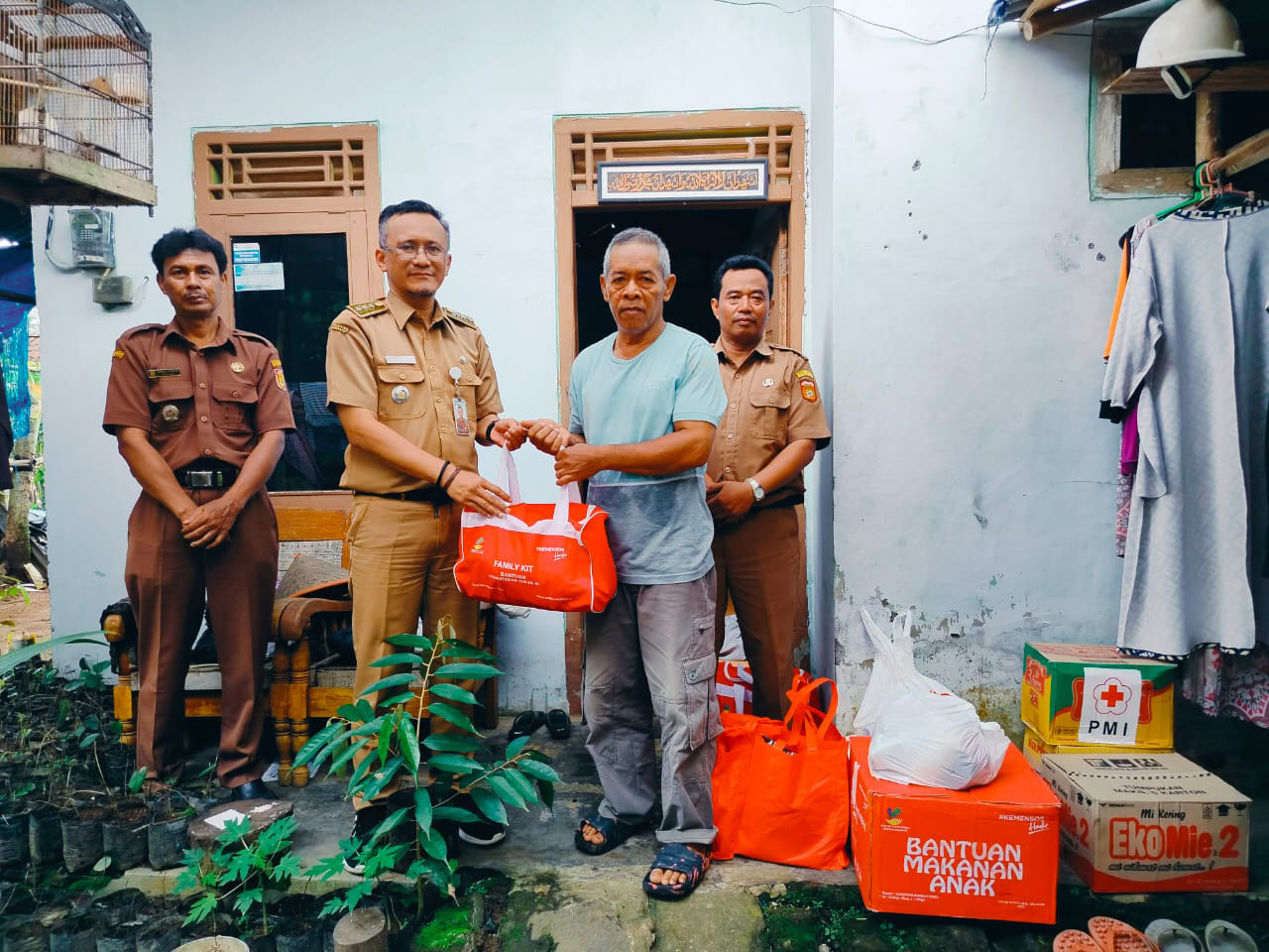 camat-serahkan-bantuan-kepada-korban-bencana-kebakaran-di-desa-jangkrikan