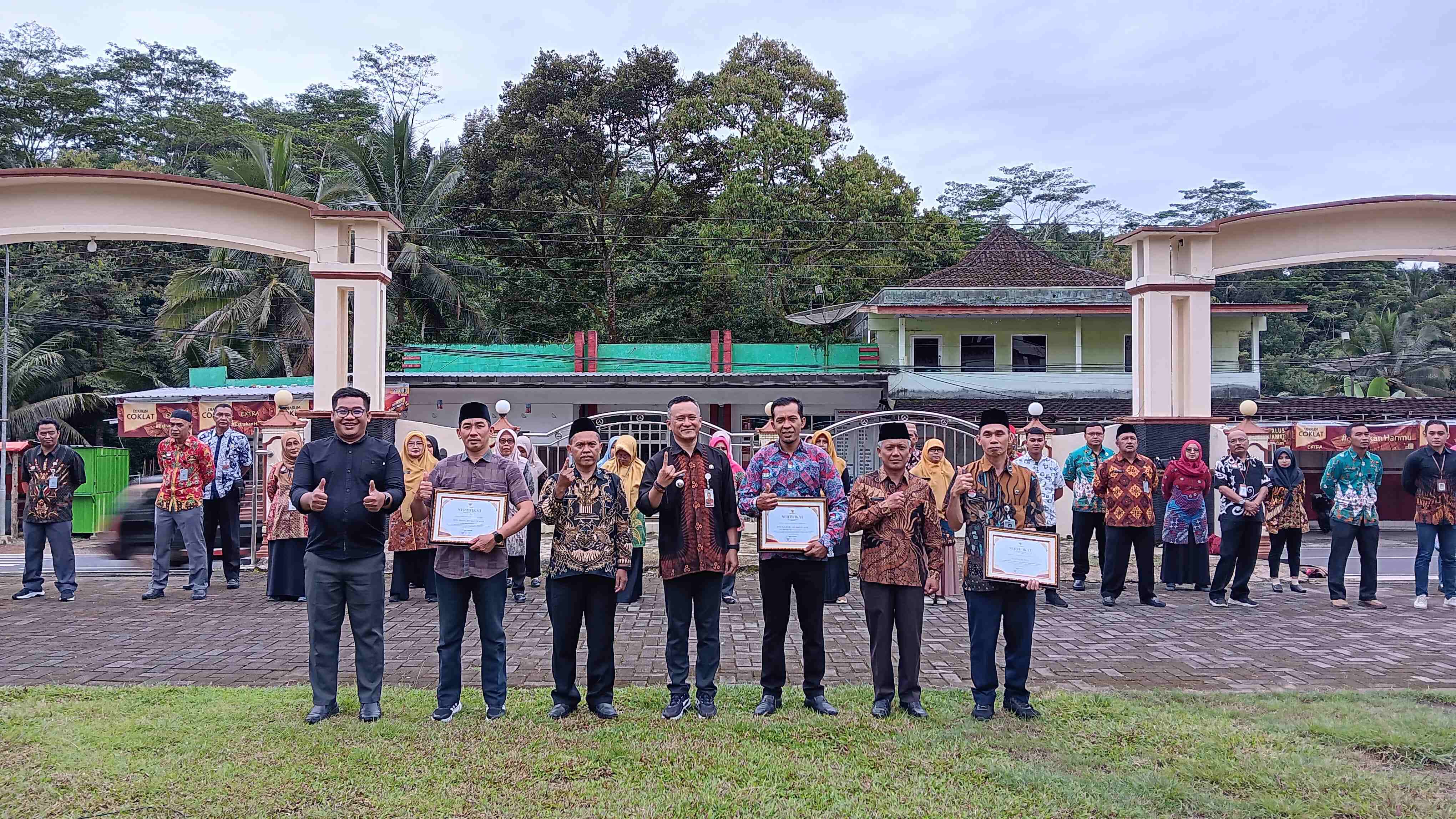desa-beran-dan-desa-kalipuru-terima-penghargaan-dalam-digital-and-tranparency-awards-2024