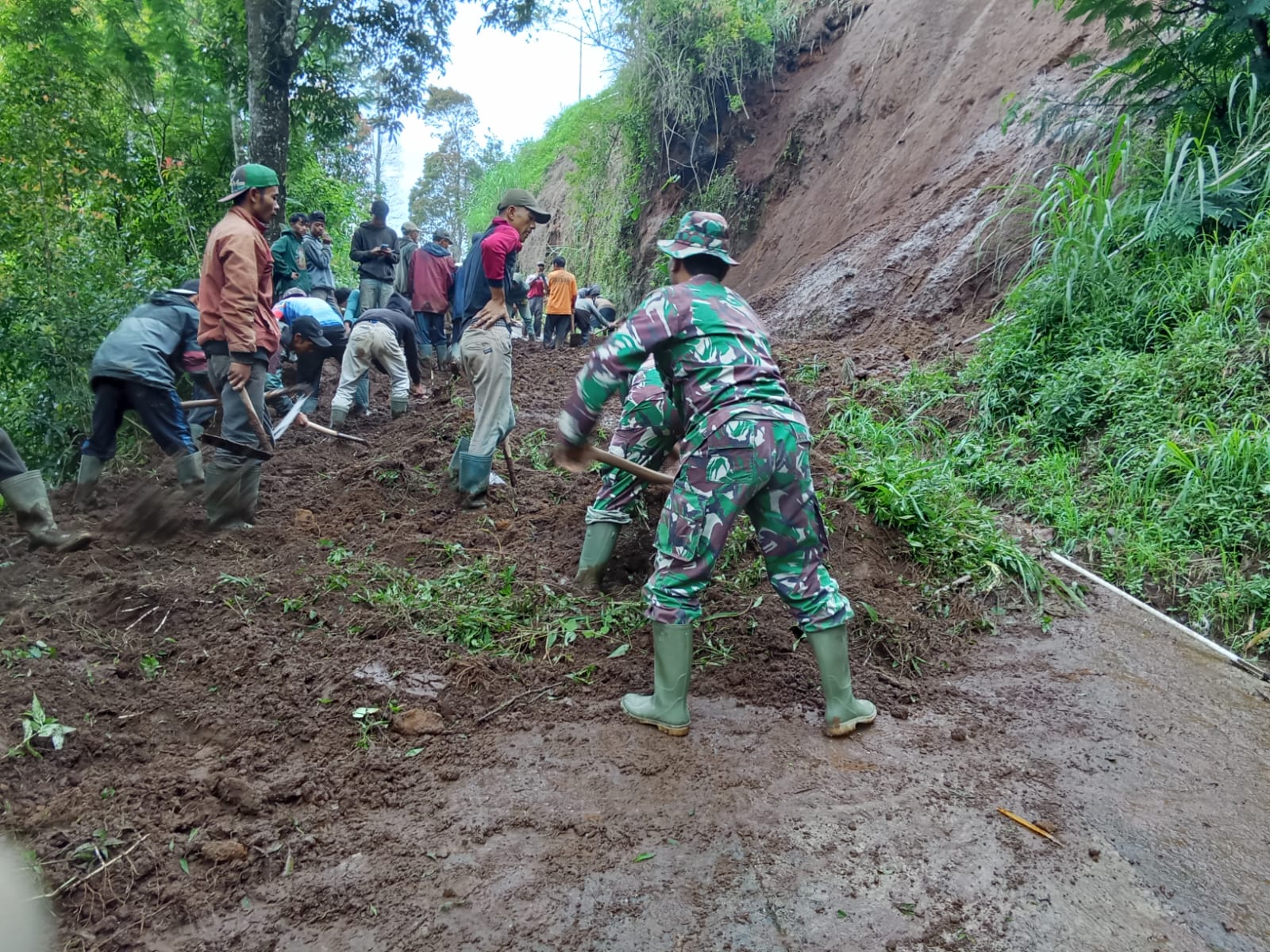 warga-desa-pulosaren-gotong-royong-atasi-longsor-di-jalan-dusun-mendek-desa-pulosaren