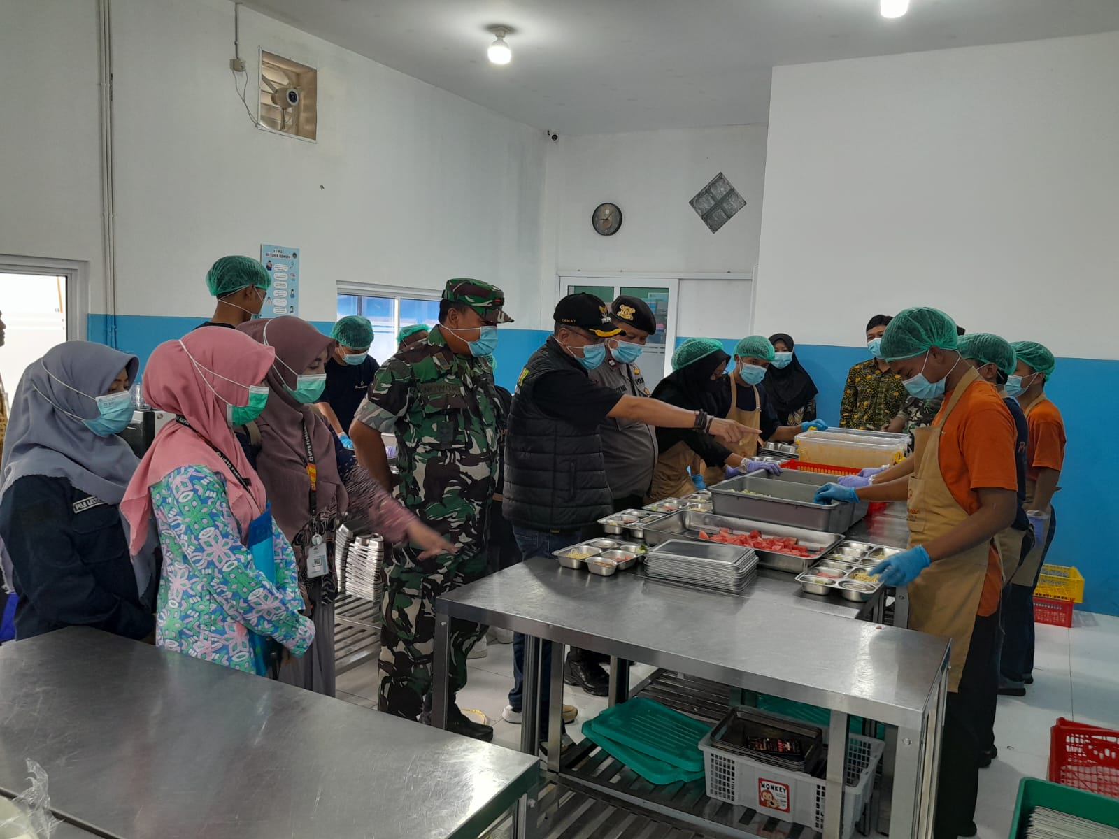 pastikan-kualitas-makanan-baik-tim-forkopimca-kepil-dan-puskesmas-kepil-i-lakukan-monev-di-sppg-beran-kulon-kepil