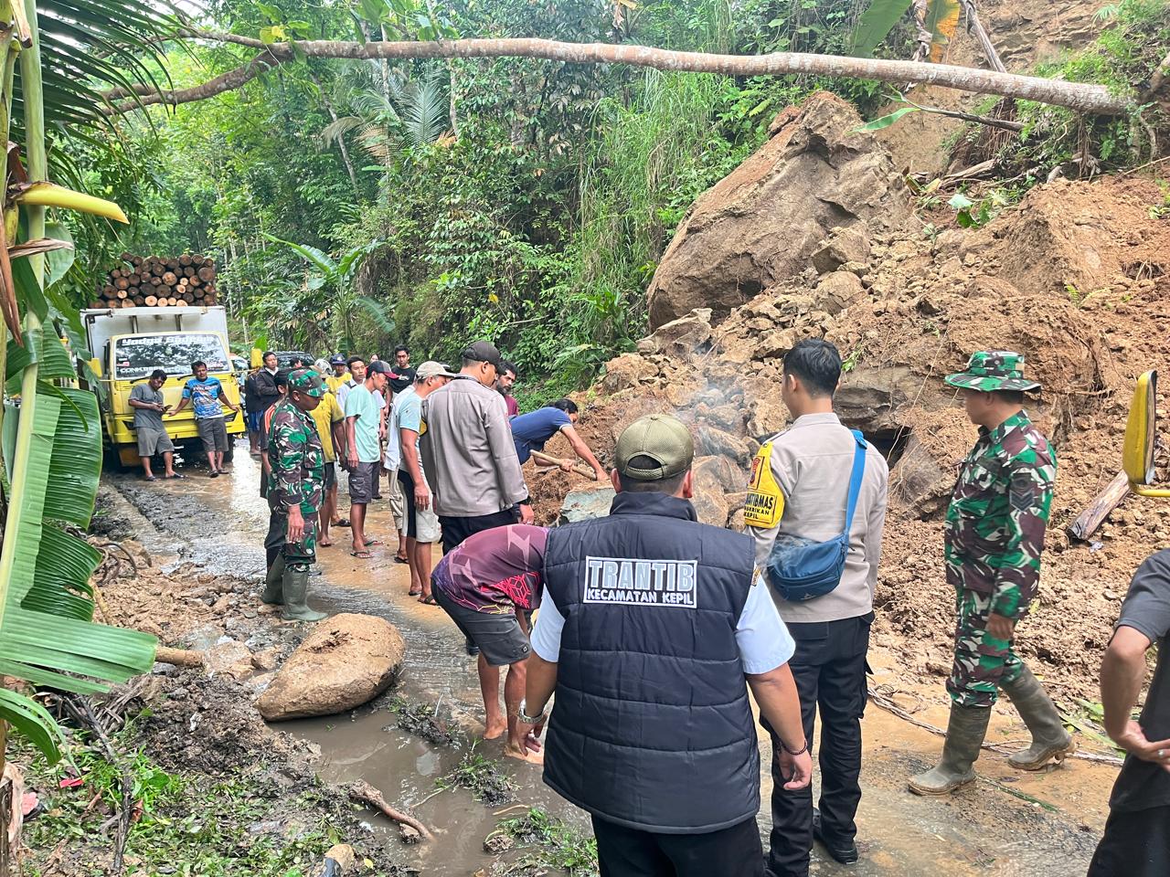 longsor-dan-pohon-tumbang-tutup-akses-jalan-provinsi-kepil-bruno-di-wonosobo-penanganan-cepat-dilakukan