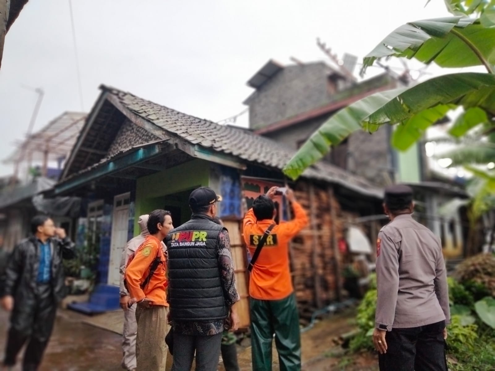 puluhan-rumah-di-desa-ropoh-rusak-diterjang-puting-beliung