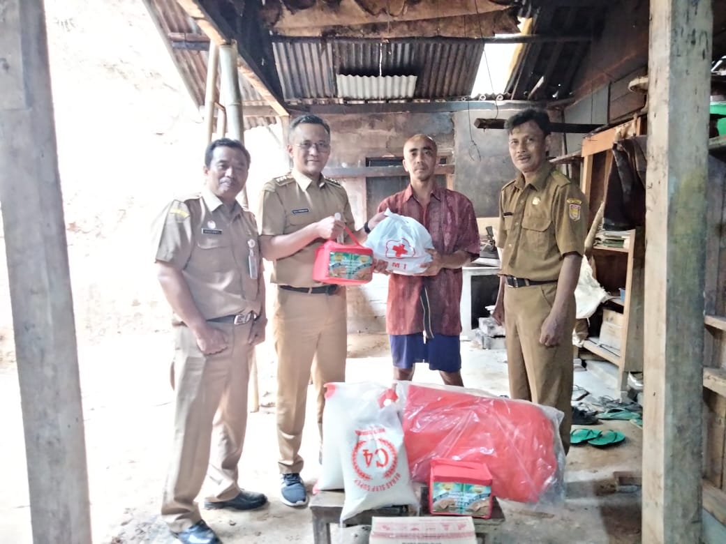 bantu-korban-longsor-camat-serahkan-bantuan-dari-pemkab-wonosobo
