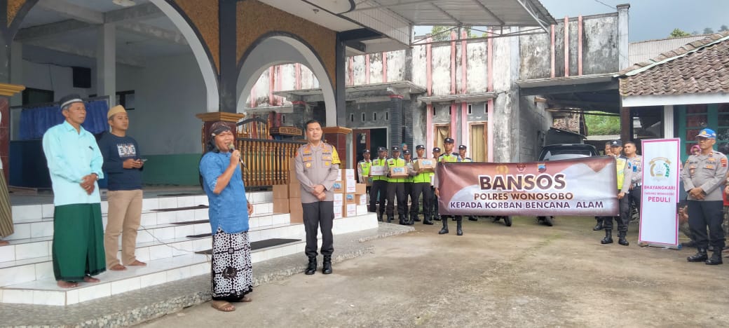 polres-wonosobo-berikan-bantuan-kepada-korban-bencana-puting-beliung-di-desa-ropoh