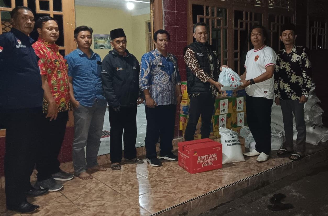 penyerahan-bantuan-dari-pemkab-wonosobo-kepada-korban-angin-puting-beliung-desa-ropoh