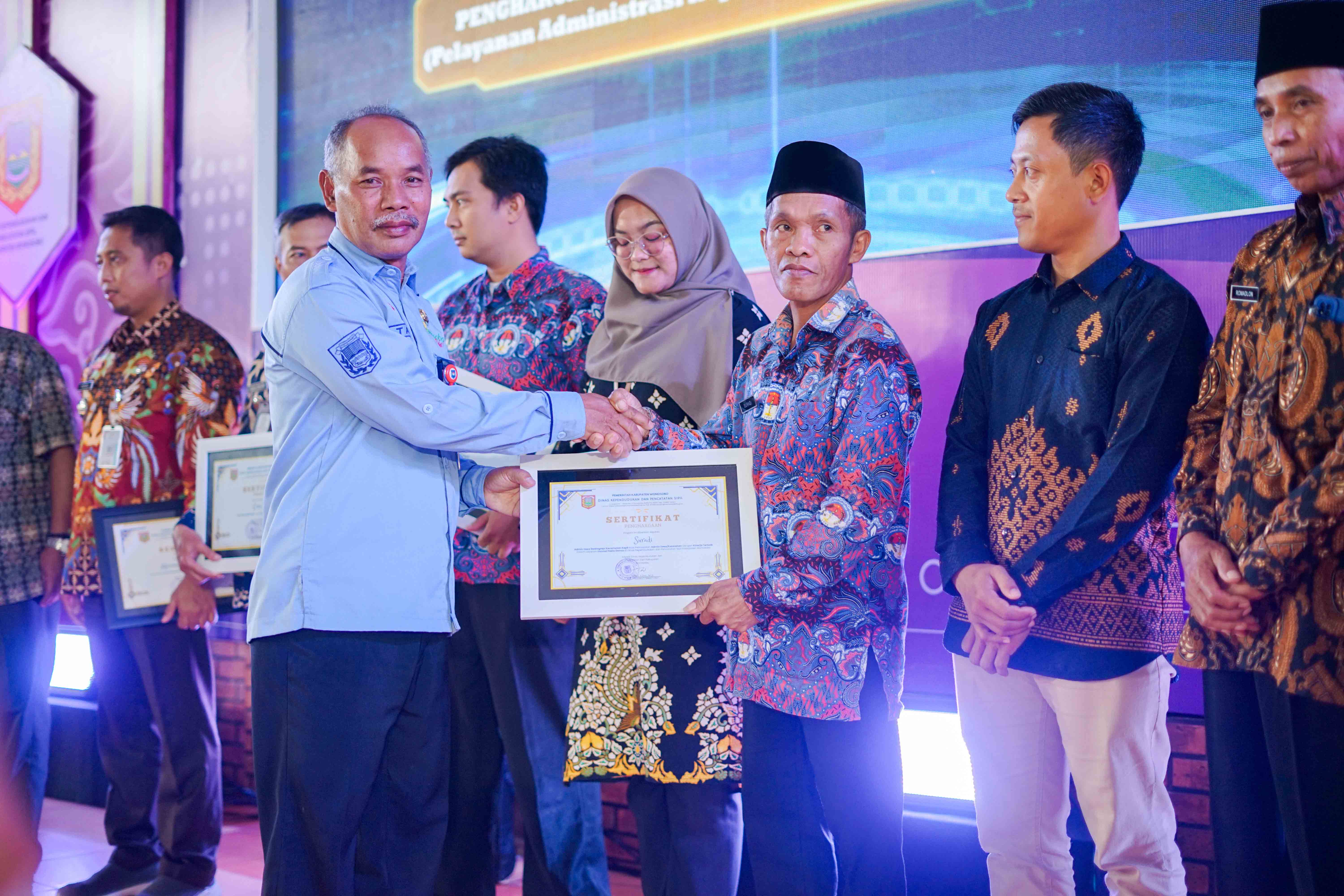admin-kependudukan-desa-gadingrejo-terima-pernghargaan-admin-terbaik-tingkat-kabupaten