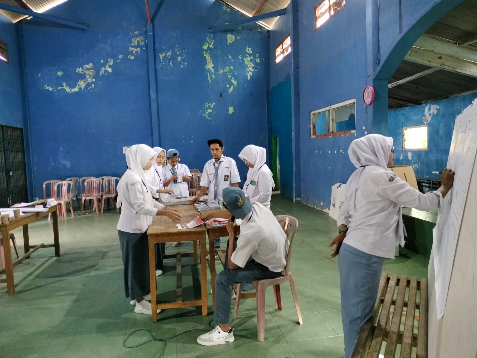 tps-unik-di-kecamatan-kepil-semua-petugasnya-berseragam-sekolah