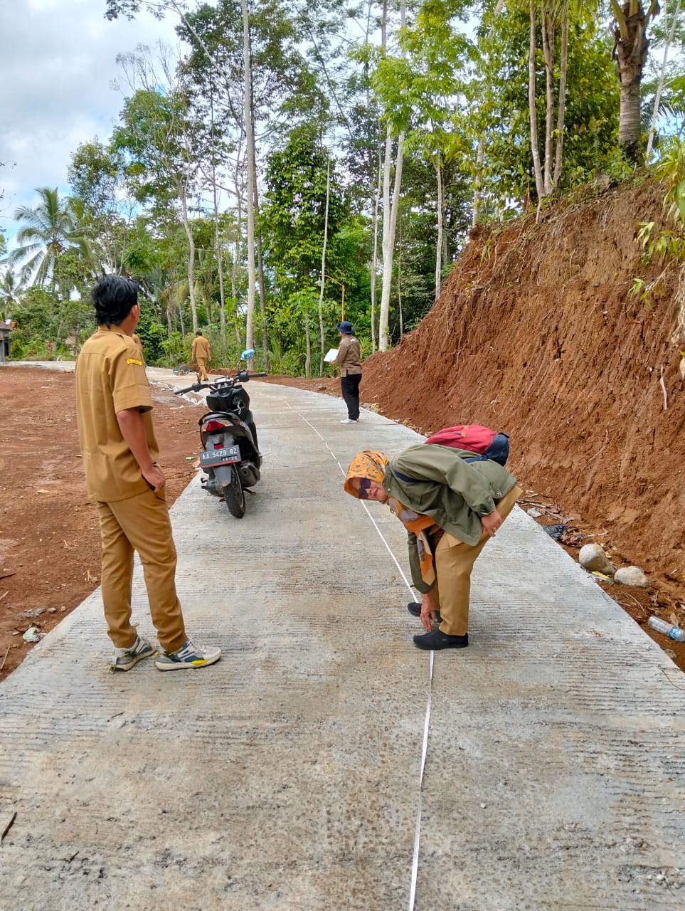 monitoring-dan-evaluasi-pelaksanaan-kegiatan-bersumber-dana-bantuan-keuangan-kabupaten-di-desa-burat-dan-desa-bener