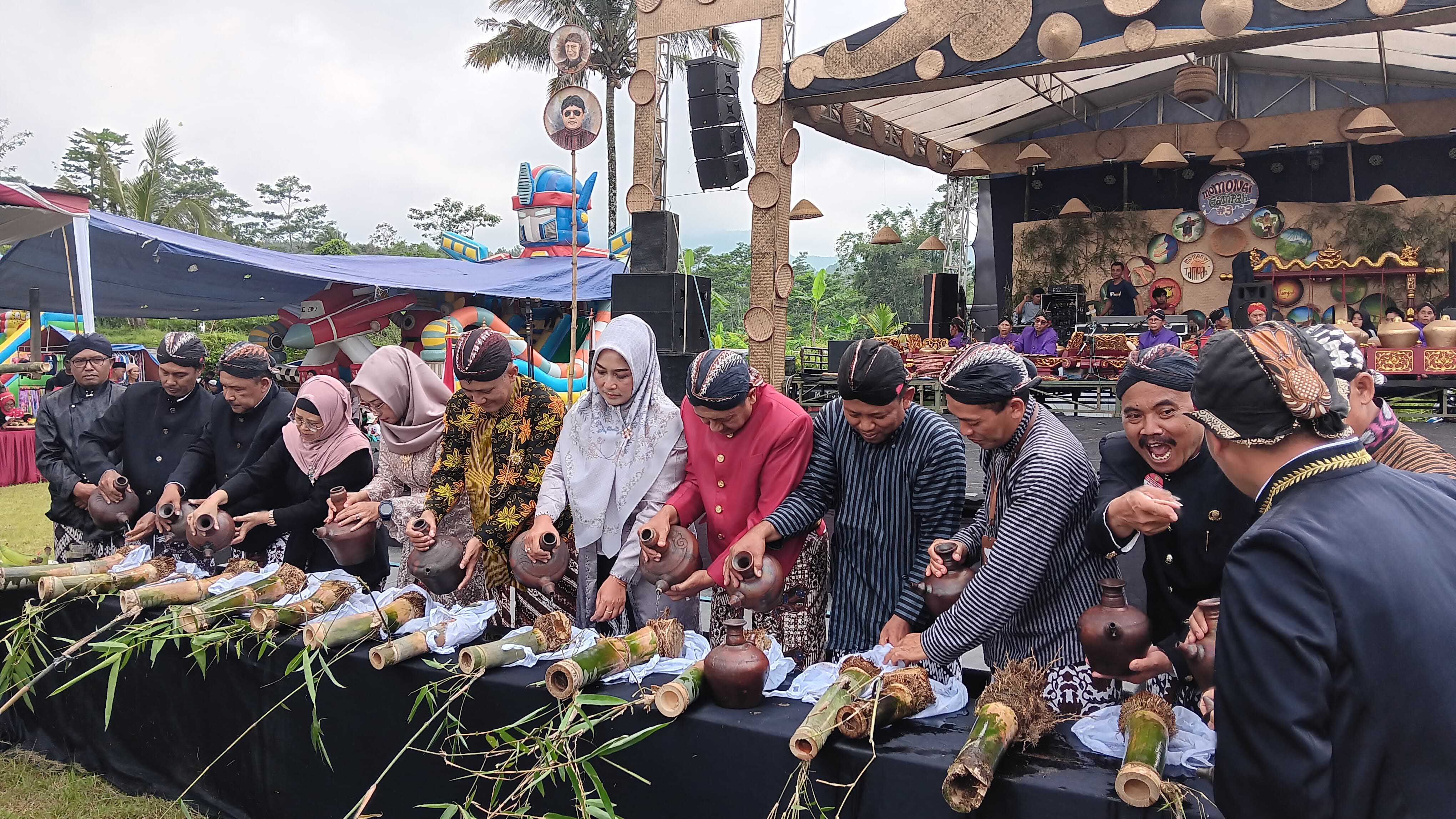 tradisi-momongi-tampah-sebuah-perwujudan-rasa-syukur