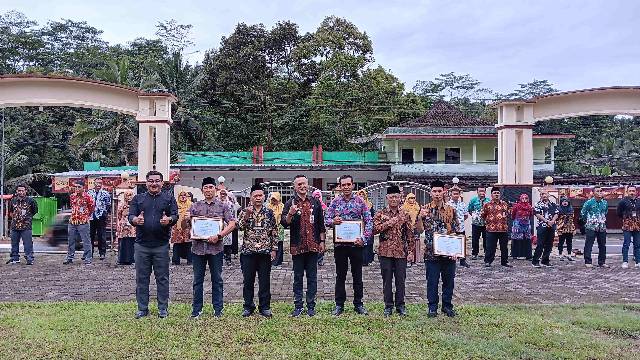 DESA BERAN DAN DESA KALIPURU TERIMA PENGHARGAAN DALAM DIGITAL AND TRANPARENCY AWARDS 2024